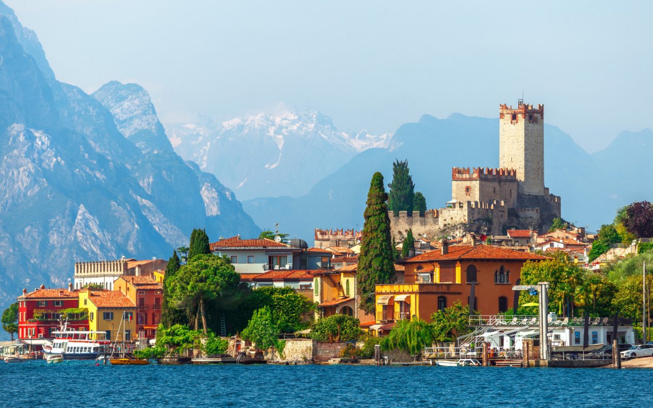 La silhouette de Malcesine en Italie