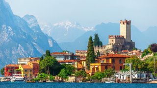 La silhouette de Malcesine en Italie