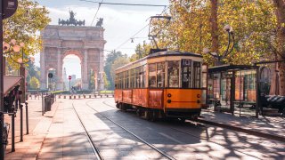 L'incontournable tram de Milan et son arc de triomphe