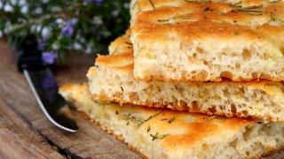 Focaccia faite maison aux herbes aromatiques