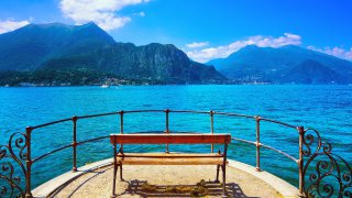Un banc avec vue sur le lac de Côme