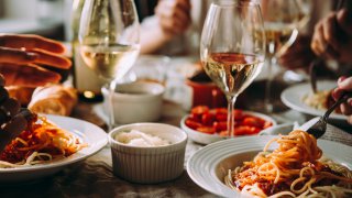Repas chaleureux à l'italienne