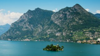Vue aérienne du lac d'Iseo