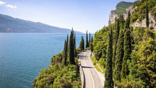 La route qui longe le lac de Garde