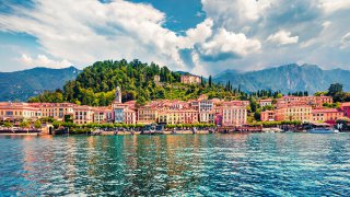 Vue sur le village de Bellagio depuis le lac de Côme