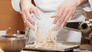 La préparation de pâtes fraîches italiennes