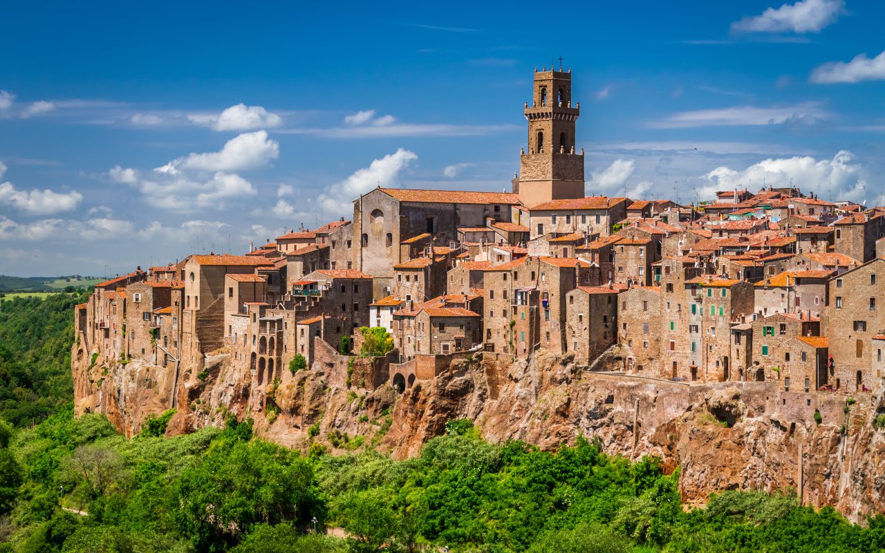 La ville de Pitigliano au bord de la falaise
